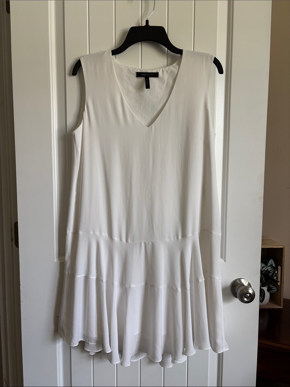 BCBGMaxAzria White Sleeveless V-Neck Tiered Mini Dress
